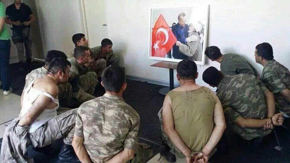 مجبور کردن سربازان ارتش #ترکیه برای زل زدن ممتد به عکس اردوغان!